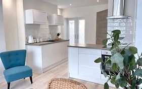 Luxury Porthcawl Large Spacious 2 Bedroom Apt, Garden, Prime Location